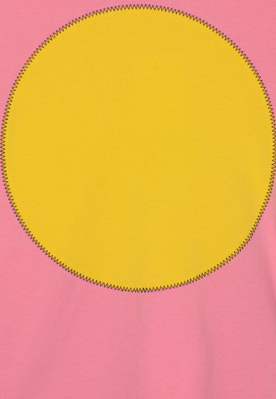 Rosa tyg med en stor gul cirkel med en zigzag-svart söm som kontur. Inga ytterligare mönster eller texturer närvarande.