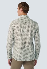 Lange mouw shirt in lichtgroene katoen, met een klein geometrisch patroon in paars en donkergroen, voorzien van een kraag met knopen en een rug inzet.