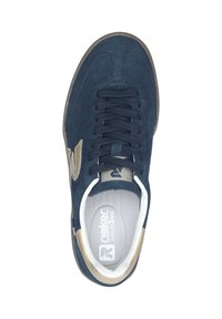 M�örkblå mockaskor med gyllene detaljer, rund tå, snörning, texturerad tunga och en vadderad sula med logotyp.