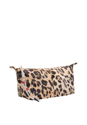 Prostokątna kosmetyczka w panterkę z zamkiem i beżowym sznurkiem z czerwonymi koralikami, oznakowana złotymi literami "Bimba Y Lola".