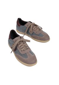 Sneakers z zamszu i tkaniny plecionej, prezentujące wzór w jodełkę, kontrastujące burgundowe akcenty oraz beżowe gumowe podeszwy z płaskimi sznurowadłami.