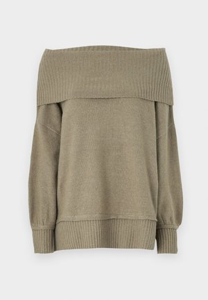 Suéter de color verde oliva, con corte off-the-shoulder, que presenta puños y dobladillo acanalados, fabricado con un tejido suave y texturizado, y diseño de corte holgado.