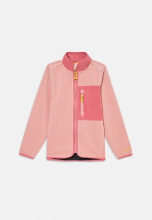 Pink fleecejakke med fuld frontlynlås, kontrast brystlomme og gule lynlås træk på en ensartet lyse baggrund.