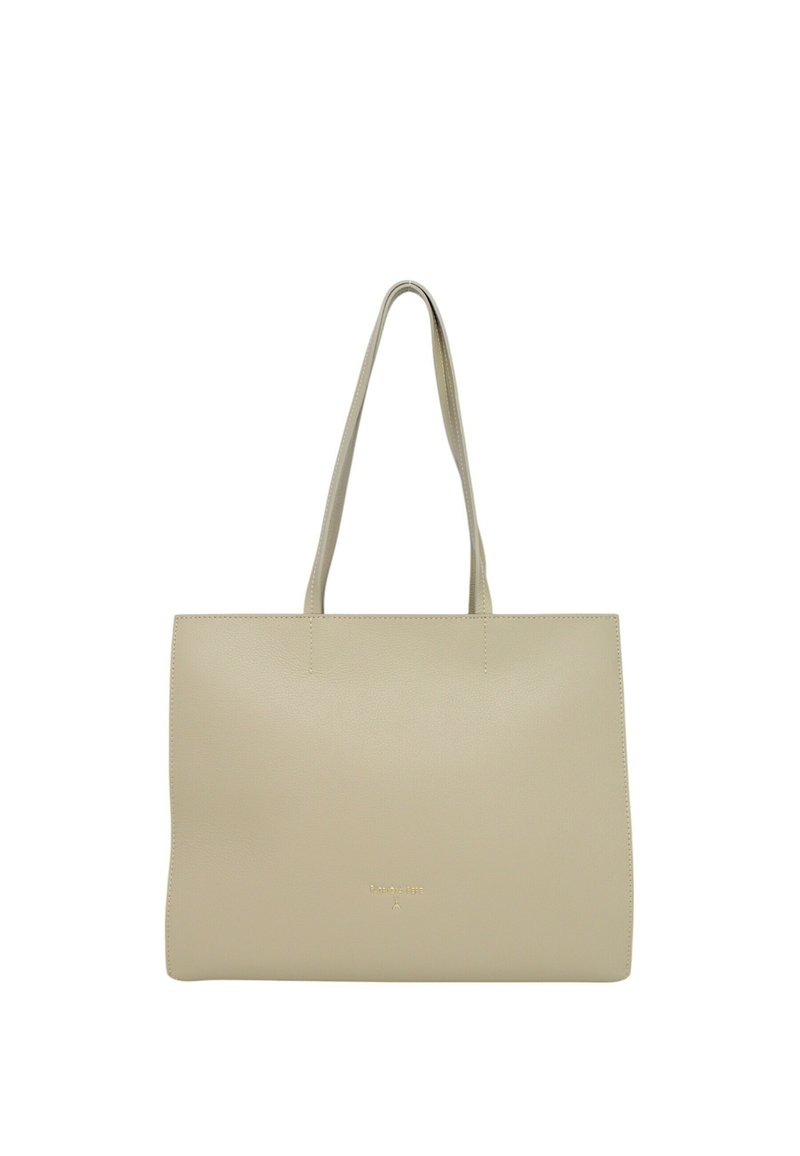 Borsa tote in ecopelle beige con due manici lunghi, texture liscia e design minimalista; presenta un logo discreto nella parte inferiore.