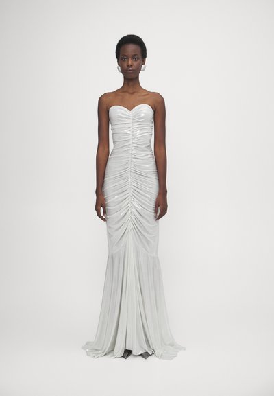 Robe sans bretelles en tissu blanc brillant, présentant des détails froncés sur le devant et une silhouette sirène, avec de subtils boutons décoratifs.