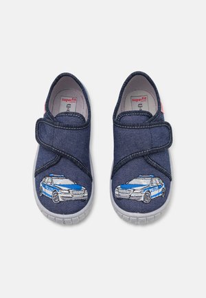 Marineblaue Denim-Slipper mit grauen Gummisohlen, ausgestattet mit einem Stickmotiv eines Polizeiautos auf der Vorderseite und einem Klettverschluss für den Schluß.