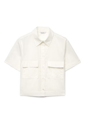 Chemise blanche à manches courtes avec col, fermeture à boutons sur le devant et deux grandes poches à rabat sur la poitrine.