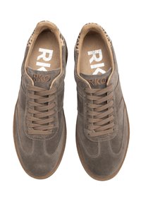 Un paio di sneaker in suede marrone con dettaglio in stampa leopardata tan sul tallone, lacci marroni e logo "RKO" sulla linguetta e sulla soletta.