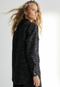 Next PRINTED - Skjortebluser - black zebra