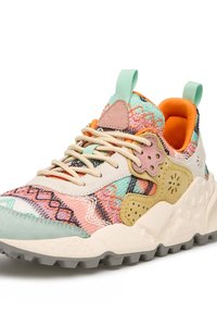 Bunt gemusterter Sneaker mit einem strukturierten, gewebten Obermaterial in Pastellfarben, einem gepolsterten orangefarbenen Kragen und einer stabilen grauen Gummisohle.