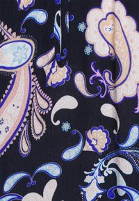 Tessuto scuro con motivo paisley in rosa chiaro, blu e crema, con dettagli intricati e forme fluide in tutto il disegno.