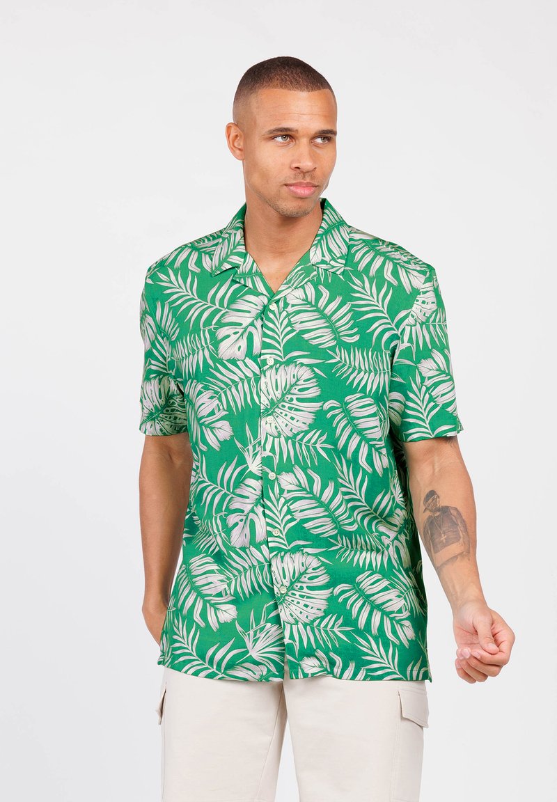 Korte mouwen groene shirt met witte bladerenpatronen, gemaakt van lichtgewicht stof, met een relaxte kraag en een knoopsluiting aan de voorkant.