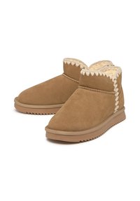 Botines de ante marrón con diseño texturizado, forro suave y un detalle de costura en zigzag a lo largo del cuello y la suela de goma.