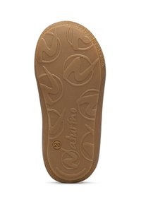 Gumová podrážka dětské boty s kruhovými vzory, na spodní straně je vyraženo jméno značky "Naturino" a velikost číslo 20.