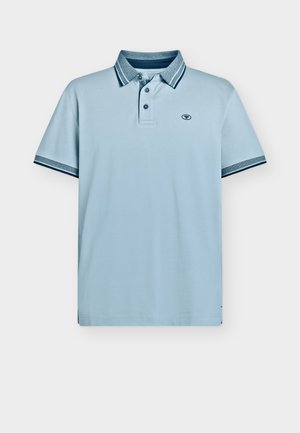 Himmelblaues Polohemd mit kurzen Ärmeln, geripptem Kragen und kontrastierenden marineblauen Akzenten am Kragen und an den Ärmeln. Verfügt über eine praktische Zwei-Knopf-Leiste.