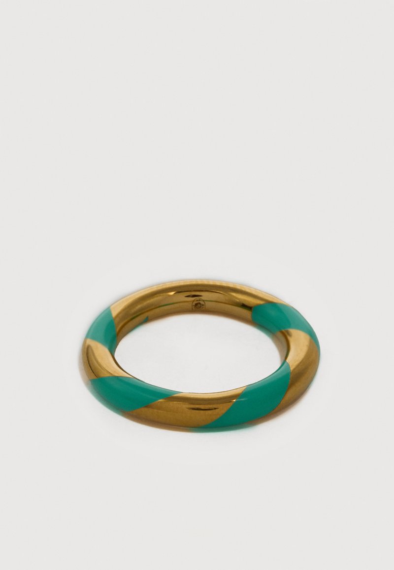 Βραχιόλι μπράνγκελ από χρυσό και τιρκουάζ, στριφογυριστό, με λεία, γυαλιστερή επιφάνεια σε λευκό φόντο.