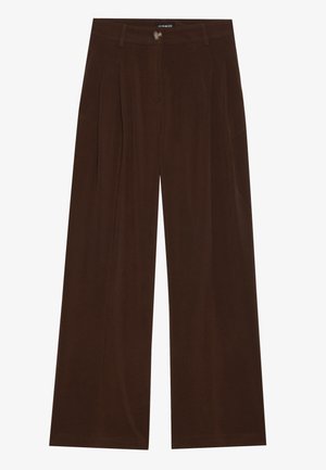 Pantalones marrones de pierna ancha con una textura suave, que cuentan con un cierre frontal de botón y dos plisados en la cintura para un ajuste estructurado.