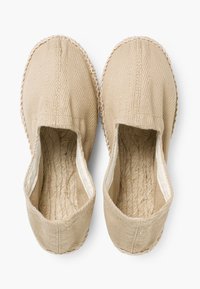 Beige instap espadrilles met een visgraatstructuur, platte, geweven juten zolen en een ongevoerd interieur voor ademend vermogen.