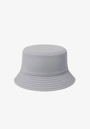 Cappello a secchiello in cotone grigio chiaro con bordo cucito e parte superiore liscia, mostrato su sfondo bianco.