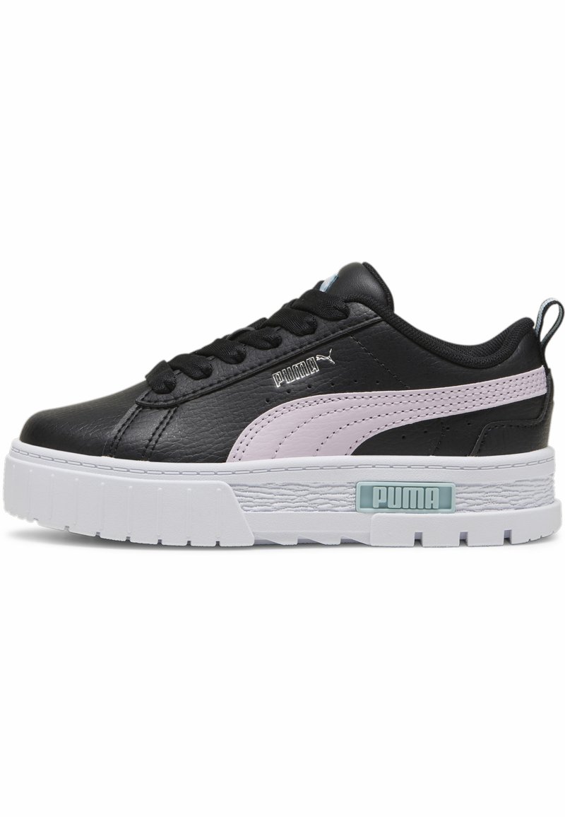 Sneaker nere in pelle con finitura testurizzata, caratterizzate da una striscia accentata rosa, suola bianca spessa e un'etichetta blu con il logo Puma.
