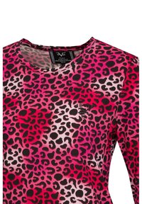 Langärmliges Oberteil im Leopardenmuster mit einer Mischung aus Pink, Schwarz und Cremefarben, runder Ausschnitt und einem kleinen Logodetail.