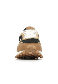 Chaussure de course avec une tige en daim marron et en tissu noir, des lacets blancs, et une semelle en caoutchouc texturée dotée de petits picots surélevés.