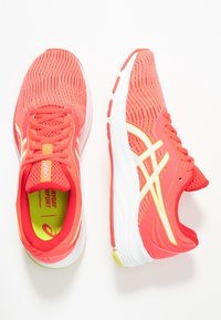 ASICS Scarpe da corsa su strada - pink