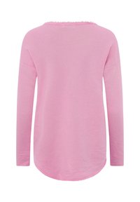 Langärmliges pinkes Oberteil mit abgerundetem Saum, das über einen leicht ausgefransten Ausschnitt und einen strukturierten Stoff verfügt. Einfaches, lässiges Design ohne Muster.