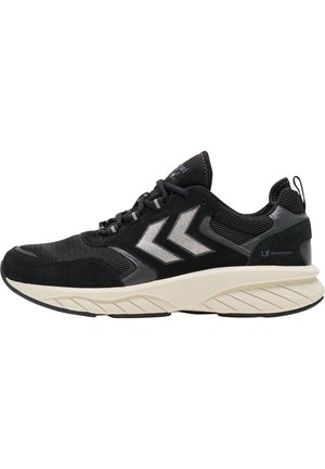 Zwarte sport schoen met een bovenwerk van suede en mesh, zilveren accentstrepen, een gevoerde beige zool en een gestructureerde loopzool voor grip.