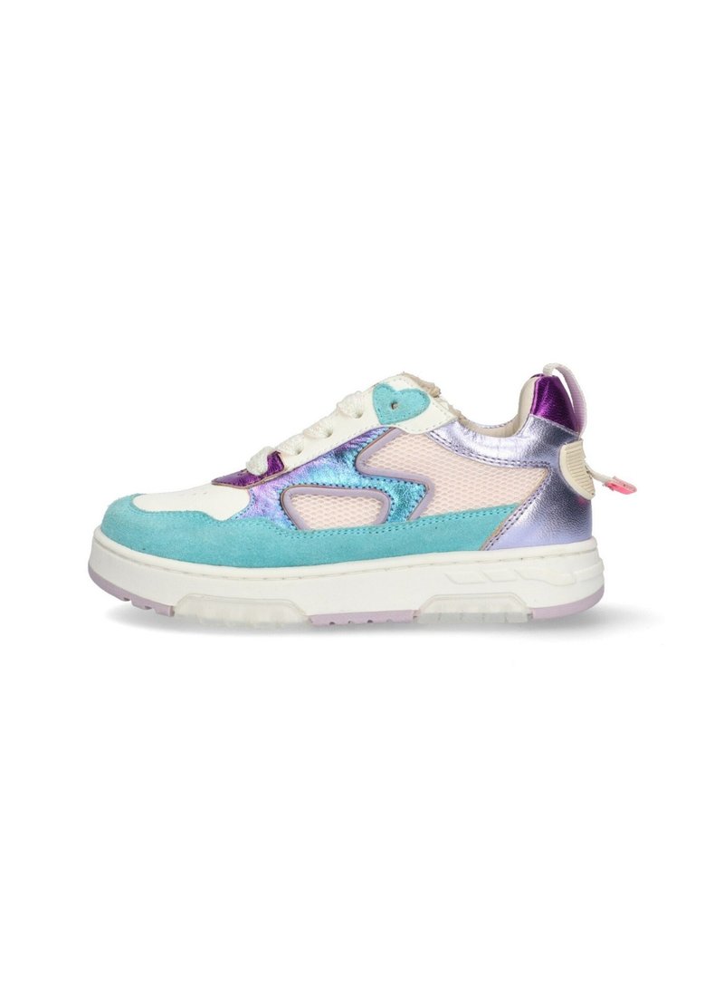 Kleurijke sneakers met een turquoise suede bovenkant, metallic paarse en zilveren accenten, witte zool en mesh details.