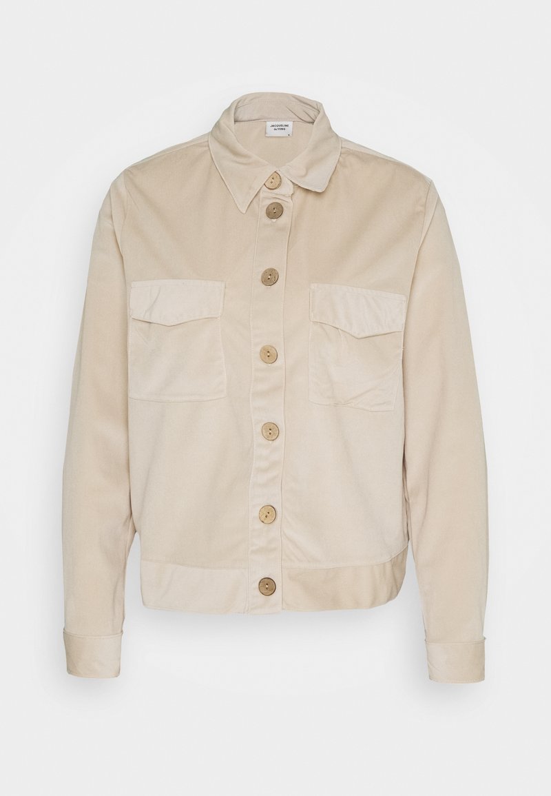 Giacca beige con bottoni, realizzata in tessuto liscio, con due tasche sul petto, colletto arrotondato e cinque bottoni in legno frontali.