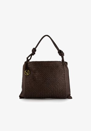 Braune gewebte Lederhandtasche mit einem verknoteten oberen Griff und einem goldfarbenen runden Logo-Akzent. Verfügt über eine glatte Textur und ein geräumiges Design.