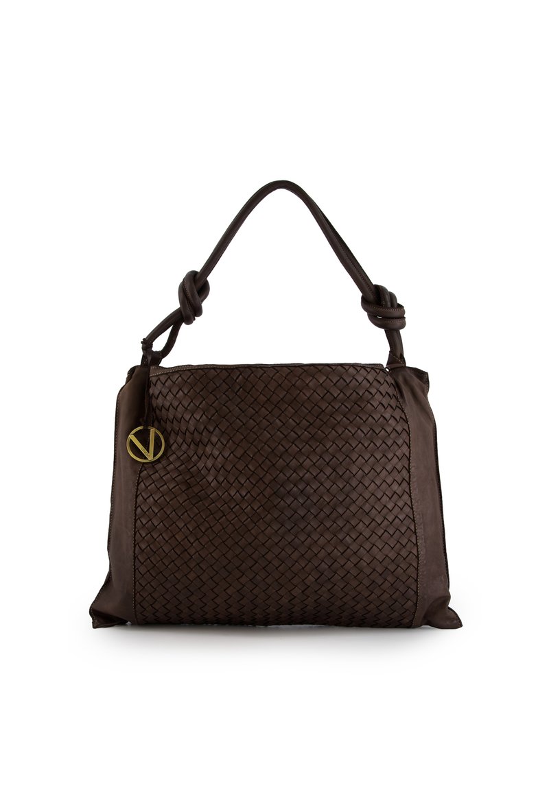Brązowa pleciona skórzana torebka z węzłowym uchwytem na górze i złotym, okrągłym logo jako ozdobą. Charakteryzuje się gładką fakturą i przestronnym designem.