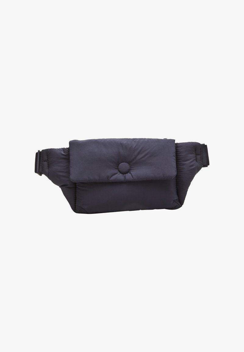 Sac banane noir rembourré avec un rabat avant sécurisé par un bouton. Comprend une sangle réglable pour un ajustement personnalisé. Texture lisse dans l'ensemble.