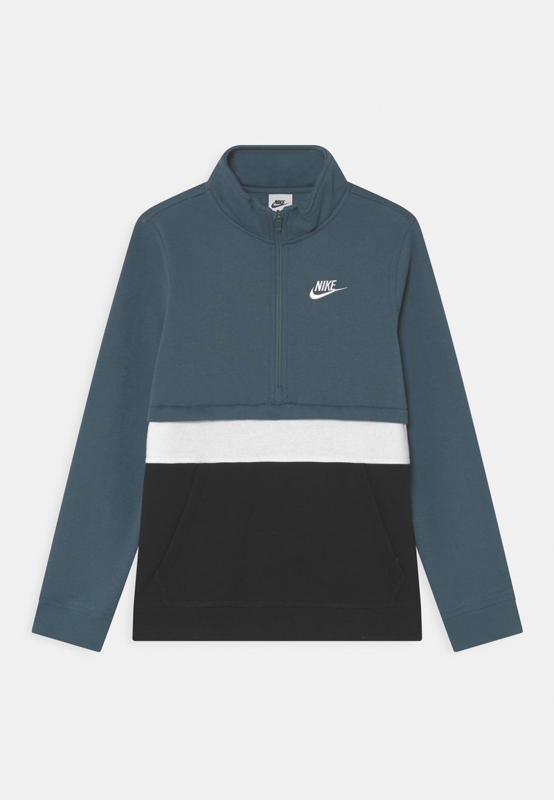Nike-pullover i mjukt tyg. Har en halv dragkedja, teal övre del, vita och svarta horisontella ränder, samt en ficka framtill.