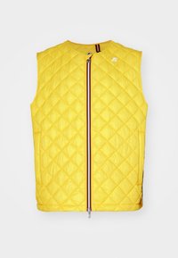 Piumino giallo senza maniche con zip frontale e piccolo logo bianco sul petto sinistro su sfondo neutro.