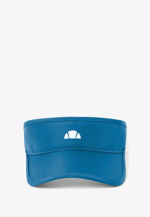 Gorra visera azul hecha de tela suave, con una amplia visera y un acento de logo blanco. Diseño simple sin patrones o texturas adicionales.