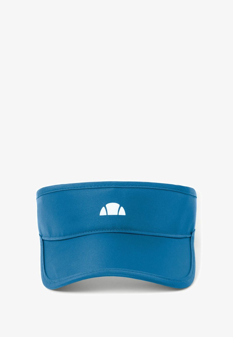 Gorra visera azul hecha de tela suave, con una amplia visera y un acento de logo blanco. Diseño simple sin patrones o texturas adicionales.