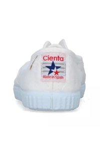 Sneaker bianco in canvas con suola blu chiaro. Presenta un'etichetta con il logo Cienta e un design a stella, che indica l'etichetta "Made in Spain".