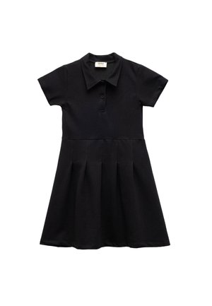 Abitino polo nero realizzato in un tessuto morbido, con colletto, maniche corte e gonna plissettata. Design semplice con placket a tre bottoni.