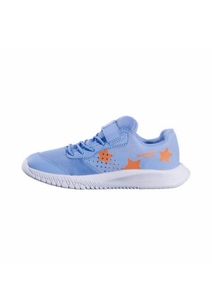 Scarpa da ginnastica per bambini azzurro chiaro con motivi a stella arancioni, suola bianca, tomaia in mesh e cinturino in Velcro.