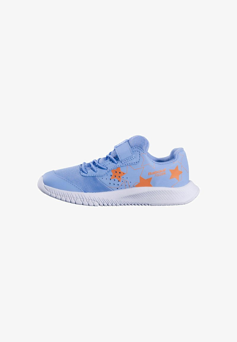 Chaussure de sport pour enfant bleu clair avec motifs d'étoiles orange, semelle blanche, dessus en maille et fermeture à scratch.
