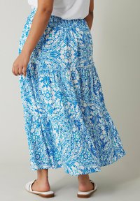 Maxi-Rock in blau-weißer Musterung, mit Tiers und einem gerafften Bund. Hergestellt aus leichtem Stoff, mit einem floralen und Paisley-Design.