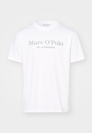 Bílá bavlněná tričko s kulatým výstřihem, krátkými rukávy a šedým potiskem s textem „Marc O’Polo EST. V STOCKHOLMU.“