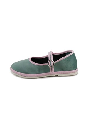 Zapato plano verde Mary Jane con ribete rosa claro y una correa con hebilla circular, visto de lado sobre un fondo blanco.