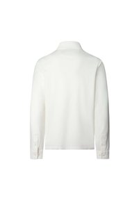 Polo shirt bianco a maniche lunghe, con colletto classico, polsini abbottonati e una texture liscia e morbida. Senza marchi o motivi visibili.