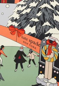 Illustration med skatere på is, et snedække træ, en rød sløjfe og en julekrans; farverne inkluderer grøn, sort, orange og hvid.