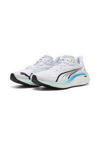 Baskets de sport blanches avec une tige en maille texturée, des accents noirs et une semelle intermédiaire stratifiée bleu-vert clair. Comprend une semelle extérieure en caoutchouc noire.