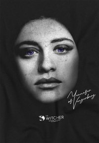 Schwarz-weiß-Porträt einer Frau mit auffälligen violetten Augen, sanften Lippen und glatter Haut, vor einem strukturierten schwarzen Hintergrund und Logo.