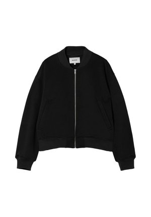 Schwarze Bomberjacke mit Frontreißverschluss, geripptem Kragen, Bündchen, Saum und zwei Seitentaschen, flach auf weißem Hintergrund liegend.